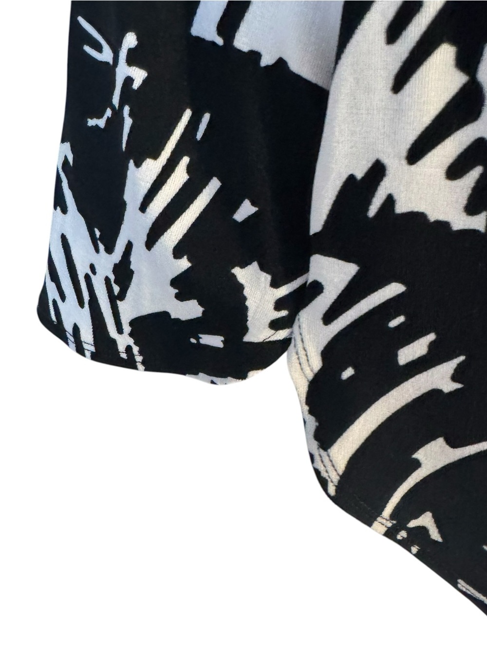 Chico's *travel Collection* Black & White V-Neck Brushstroke Top  12/14   #14 - Picture 4 of 8